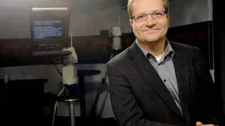 NU ÄVEN TV-CHEF. Kurirens chefredaktör Mats Ehnbom kan nu även titulera sig tv-chef. Norrbottens-Kuriren tar över tv-kanalen 24 Norrbotten när det stuvas om i Mediehuset. Foto: Håkan Gidlöw