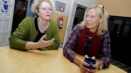 FRIHET FÖR ALLA. Britta Nordström och Annika Stävenborg arbetar förebyggande mot hedersrelaterat våld. "Vi vill att det ska finnas frihet för alla som bor i        Luleå", säger Annika Stävenborg som vanligtvis arbetar inom polismyndigheten och vid ett flertal tillfällen hjälpt barn i Luleå att snabbt komma till ett skyddat boende.Foto: Linn Kangas Fantenberg