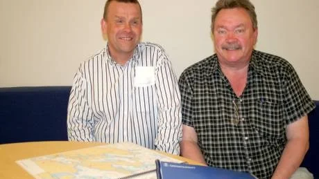 NYTT BÅTSPORTKORT. Bottenviken har fått ett nytt båtsportkort. På bild syns Sjöfartsfverkets Lars-Göran Nyström och Piteå båtklubbs Sten Olsson. Foto: Armi Rousu