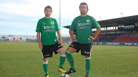 REDO. Nyförvärven Dristan Stafsula och Maciej Truszczynski är redo att visa vad de går för i söndagens hemmamatch mot Valsta/Syrianska. Stafsula får nummer 10 på matchtröjan och Truszczynski nummer 3. Foto: Niklas Berglund