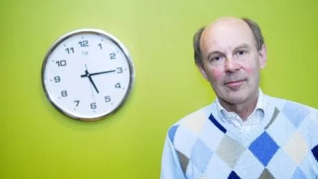 KLOCKAN GÅR. Tomas Casselgren, meteorolog på F 21, tror inte att den globala uppvärmningen bara beror på växthuseffekten. Men han håller med om att det inte är någon nackdel att vi minskar utsläppen av växthusgaser för miljöns skull.