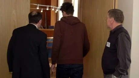 UNGDOMSTJÄNST. Den 15-årige Piteåbon dömdes till ungdomsvård och 130 dagars ungdomstjänst för den anlagda branden som totalförstörde Strömlidastugan. Här förs han in till tingsstället i Piteå av sin advokat Håkan Kjellgren, övervakad av en av tingsställets vaktmästare.