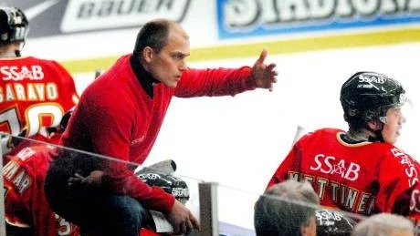 MÖBLERAR. Roger Kyrö fick vaska om i kedjorna när spelet inte stämde. Vilket visade sig bli lyckat.