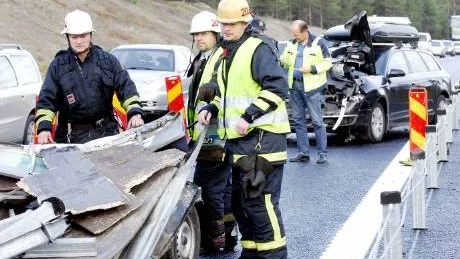 SLÄPET RÄDDADE. Den skadade 31-åringen hade släpet mellan sig och den bil som rammade vägarbetarna. Det räddade hans liv. Foto: Linda Wikström
