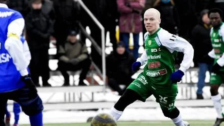 DUKTIG. Erik Lantto såg till att  Bodens BK kunde hämta upp ett 0-2 underläge till 2-2 i seriepremiären mot Falun. "Självklart ville vi vinna men det är alltid viktigt att få med sig poäng i starten", sade Bodentränaren Per Gidlund.