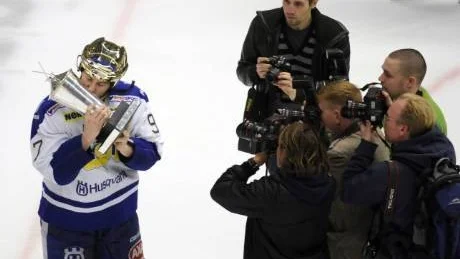 PUSS PÅ DIG. Per Ledin pussar SM-bucklan efter guldet med HV 71 förra veckan. Guldet är Ledins andra och nu väntar Tre Kronor för den riviga anfallaren.