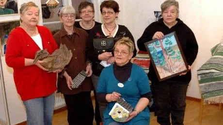 STOR SYSKONSKARA. Sju systrar ställer ut på Öjebyns biblioteks konsthall. Äldst är Gunvor, 69 år, Älvsbyn (längst till vänster) i åldersordning följd av Ulla-Britt Forsberg, Holmträsk, Särla Lindgren, Älvsbyn, Margareta Sundman, Vistträsk, Lisbeth Broström, Älvsbyn, och (sittande längst fram) Anna-Lena Karlsson, Norrfjärden. Allra yngst är Karin Olovsson, 52 år, Piteå, som dock inte är med på bilden.