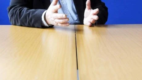 "LÖSER INTE PROBLEMET". Man löser inte problemet genom att vägra skriva under EU:s nya fördrag menar Europaparlamentarikern Göran Färm, (s). Han anser att det krävs ändringar av både EU:s och den svenska lagstiftningen för att undanröja framtida effekter av EG-domstolens utslag i Lavalfallet.
