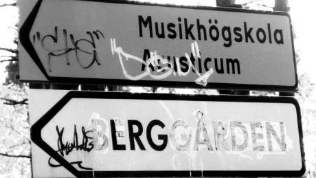INFARTSSKYLTAR. Skyltningen till Acusticum är minst sagt undermålig. Så här ser det ut vid infarten från Nygatan. Foto: Jonas Hansson