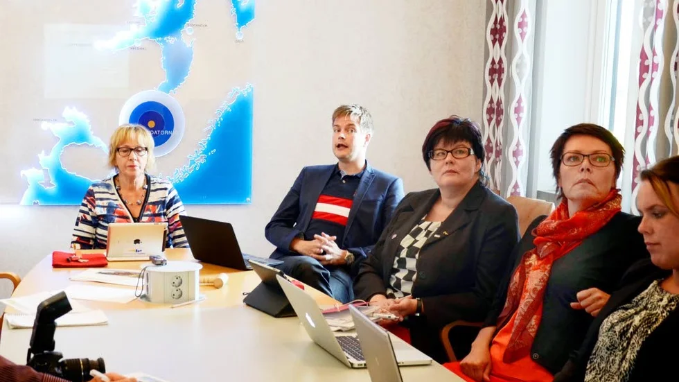 Granskade. Gunnel Simu, kommunalråd, Hans Kenttä, ekonomisk chef, Marlene Haara, socialnämndens ordförande, Arja Martinviita, förvaltningschef och Tanja Niva, ekonom, går igenom socialnämndens finanser.