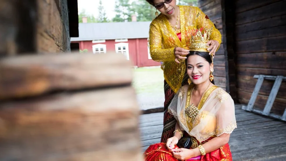 Guldkrona. Anchalee Klotev hjälper Busaya Robinson att fästa guldkronan i håret. Busaya har åkt hela vägen från Krabi i Thailand för att dansa på festivalen.