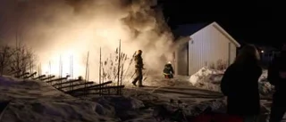 Villa totalförstörd i brand på Strömnäs
