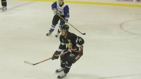 Anton Resin gjorde MG/Arvidsjaurs första mål i tredje perioden. Men trots det förlorade hemmalaget mot gästande Clemensnäs  J20. Resultatet blev 2-3.