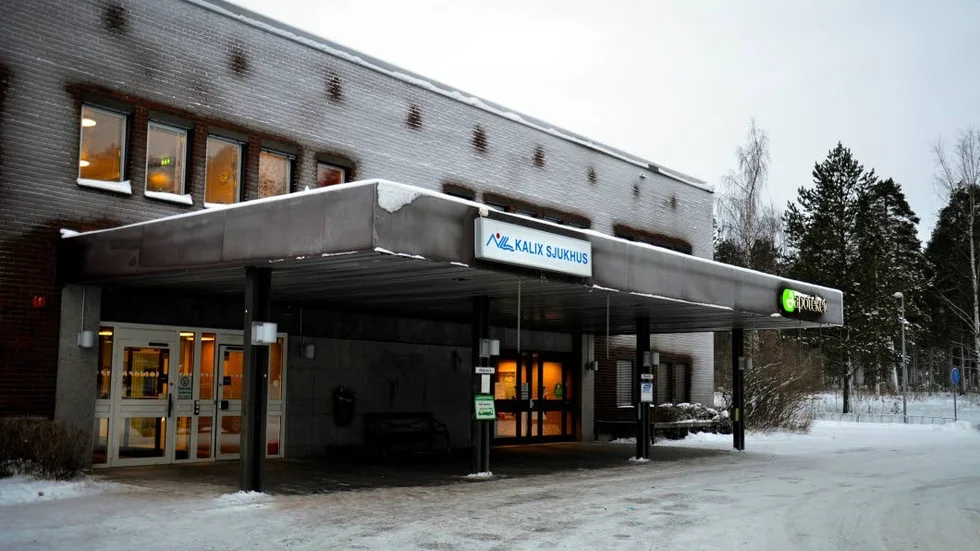 Kalix sjukhus. Riskerar att bli en "lättakut" om neddragningarna genomförs, menar debattörerna.