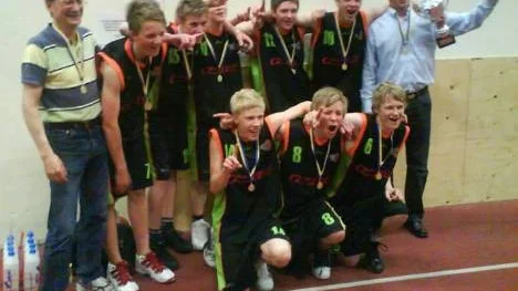 Bravo Arvidsjaur! I det segrande laget ingår Sten Lindmark, Anders Wiss, Karl-Oskar Kairento, Markus Dahlbäck, Dennis Nyström, Andreas Johansson, Per Antilla och Markus Grahn. Ledare är Peter Wiss och Heikki Kairento.
