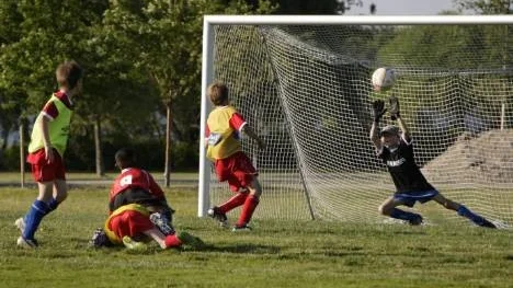 Nummer 9, Fadiel Rhode (liggande) gjorde två mål när Lifezone Capetown vann mot norska Team Ottesen 2. Här är bollen på väg att gå in i mål bakom den duktige målvakten Birk Berg-Johansen.