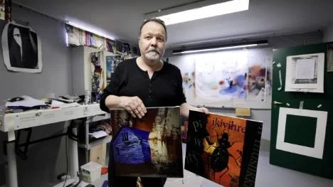 Leif Bringslimark håller som bäst på att packa ner de verk han ska visa vid samlingsutställningen i Skåne.Till vänster ett verk som han titulerat "Blue tango" för att hans fru är från Finland. Tavlan i orange heter "Another one".