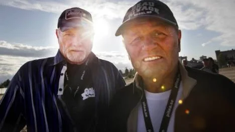 Mike Love och Bruce Johnston där de trivs som bäst, i solen på stranden. I går kväll spelade de framför allt sina tidiga surfhits för publiken i Piteå.