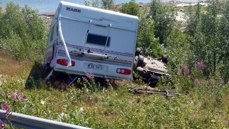 Dragfordonet hamnade på taket med alla fyra i bilen kunde ta sig ur självmant. Husvagnen blev stående på hjulen, tätt mot bilen.