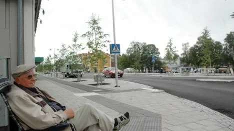 Arvidsjaurs nya centrum  blir allt mera färdigställt. Nu med enfilig  och smalare vägbana men med fler cykelbanor, bredare trottoare och nyplanterade björkar. -"Man märker redan att trafikrytmen är mycket lugnare", säger 87-rige Börje Lindblom som nästan dagligen sitter på sin vilstol invid vägbanan.