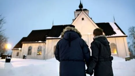 Angélika och Malin har ingått partnerskap i stadshuset. De känner inte att man måste gifta sig i kyrkan, men är positiva till förslaget om könsneutrala äktenskap.