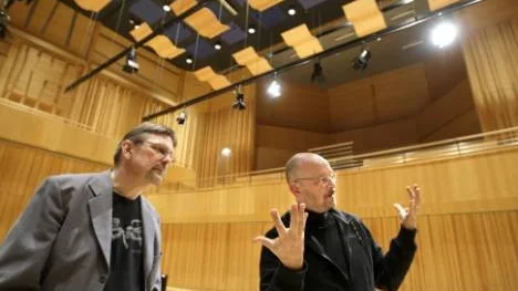 Det är en stor satsning Ingemar Järnelöf (till vänster) och Hans-Ola Ericsson medverkat till att dra igång för Studio Acusticums räkning. Våren 2012 ska en jätteorgel fylla hålrummet bakom/ovan konserthusscenen. Minst 30 miljoner kronor kostar orgelprojektet. Men tolv miljoner saknas för att ro hela spelplanen i land.