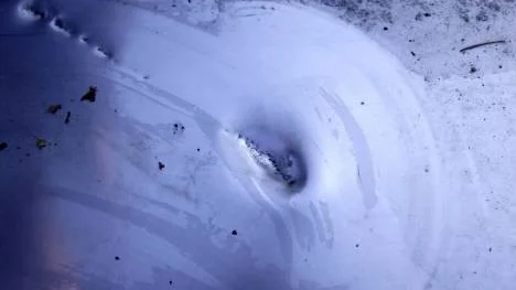 Enligt Anders Gustafsson, Piteå kommun, kan inte revan i plåttaket ha naturliga orsaker.
