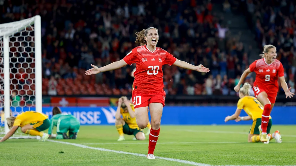 Schweiz Fabienne Humm jublar efter att ha fixat en VM-palts.