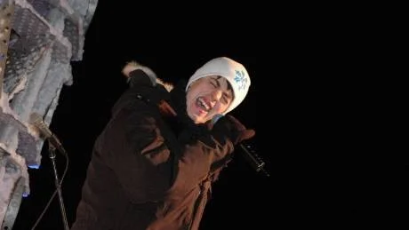 KUNG KEVIN. Idol-Kevin sjöng With every bit of me - och filmade publiken. "Jag vill visa alla hur fint det är i Kiruna", sade han.