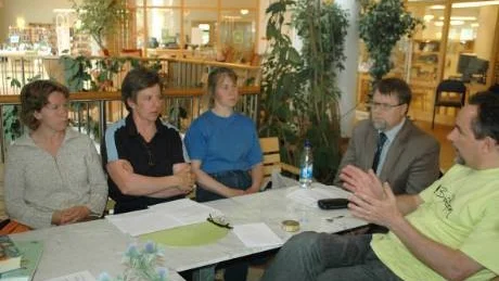 STOPP. Stoppa inriktningsbeslutet i Bog ansåg föräldrarna Marianne Danielsson, Marianne Andersson och Sara Bäckman vid mötet med Håkan Nyman och skolutvecklare Kjell Hansson. Foto: Britt-Louise Spets