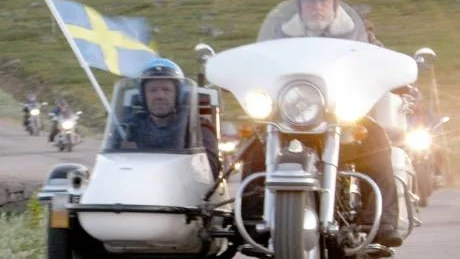 åker tryggt. Kommunalrådet, Tommy Nyström åker tryggt i sidovagnen med Mats Krigsman         Foto: Katarina Mosesson