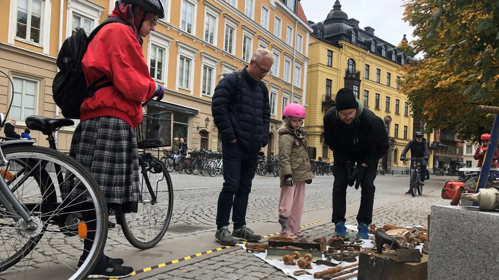 Henrik (till höger) berättar för dottern Smilla om de gamla telefoner som hittats och vilka han har haft. "Det är kul att visa henne".