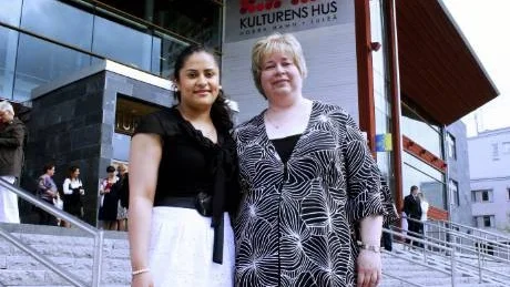 GLADA STUDENTER. Heidi Hernandez, 23, och Anita Waara, 45, tog i helgen studenten. Efter tre år på sociologiprogrammet vid Luleå tekniska universitet väntar arbetslivet för de två. De firades av i Kulturens hus på förmiddagen och vid universitetet på kvällen.  Foto: Torkel Omnell