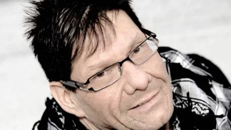 PENDLAR TILL PITEÅ. Arjeplogs kommunalråd Bengt-Urban "Bubbe" Fransson, 39 år, blir ny politisk chefredaktör för Piteå-Tidningen. Till en början kommer han att skaffa sig en övernattningslägenhet i Piteå och pendla från Arjeplog.