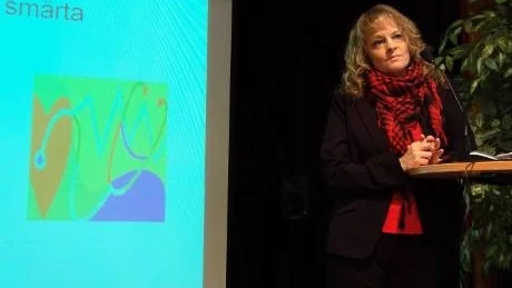 KVINNOR ÄLDRE. Forskningssjuksköterskan Ros-Marie Isaksson berättade att kvinnor som drabbas av hjärtinfarkt i genomsnitt insjuknar tio år efter männen.