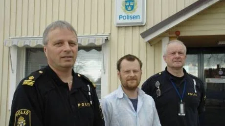 FORTSÄTTER. Nu är första steget taget men diskussionerna kring brottsförebyggande rådets utformning fortsätter nästa vecka. Från vänster närpolis, Torgny Olofsson, Mikale Nissén, Kalix preventionsprogram samt närpolis, Gunnar Witte.                         Foto: Britt-Louise Spets
