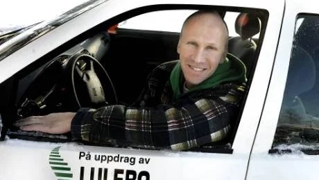 TOPPEN. "Det känns fint att vara egen företagare. Fler borde våga" säger Jörgen Altenburg som nu sköter golvvård för Luleås hyresgäster. I dag har han enskild firma men hoppas ha bildat aktiebolag inom ett par år. Foto: Håkan Gidlöw