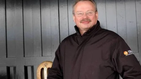 OROLIG. LKAB:s planer på att skjuta fram miljardinvesteringarna i gruvan oroar kommunalrådet Lars Törnman. Men han tror inte på några varsel - i stället tror han att bolaget kommer att gå in med pensionslösningar. Och helst vill han att de nyblivna pensionärerna blir kvar i Kiruna.