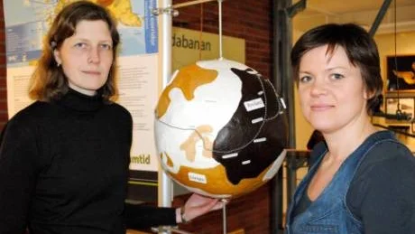 RISKFYLLT. Gunnel Nilsson till vänster och Maria Kronborg uppmanar allmänheten att inte korsa järnvägen på annan plats än de angivna.