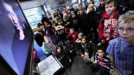 STOR CEREMONI. Olle Sundström, 7 år, var en av dem som deltog i prisutdelningen i Kulturens hus. På storbildsskärm presenterades de nominerade.