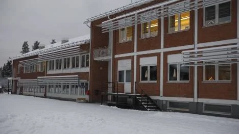 Enligt grannar till Vidselskolan händer det ofta att det lyser i olika skolutrymmen under kvällar, nätter och helger. "Varför sätter kommunen inte in en ljusvakt så att elkostnaderna hålls nere?" undrar bybon Börje Jonsson.