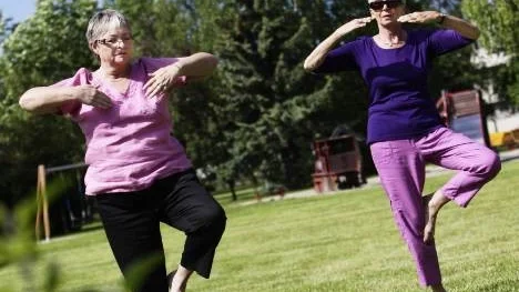 Nu är badhusparken i Piteå öppen igen!  Organisationen Unga Örnar bjuder på dagliga aktiviter i sommar, däribland Qigong. Här testar Mona Lindblom och Kerstin Kristiansson på en aktivitet under nyinvigningen av parken.