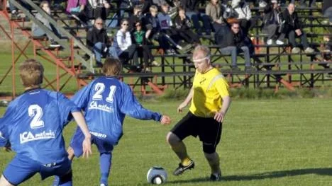 David Lundquist, till höger, skojade ordentligt med motståndarna när Norrfjärden besegrade Storfors med hela 5-1. Trots en smäll mot ena ögat och försämrad syn prickade David en tre bollar.