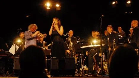 Jeanette Lindström och Norrbotten Big Band under ledning av Tim Hagans bjöd på Lindströms musik i storbandstappning i Arjeplog på tisdagskvällen.