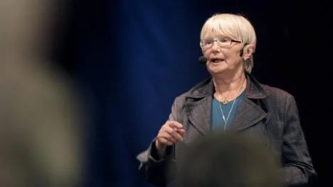 Anita Salomonsson debuterade som författare vid 59 års ålder. Hon är sedan några år hedersdoktor vid Umeå universitets humanistiska fakultet och i år har hon fått ett stipendium av Svenska akademien, ur Stina och Erik Lundbergs stiftelse.