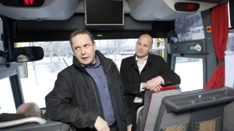Leif Drugge, till vänster, vd för Centrala Buss i Norrbotten, och Nicklas Lindersson, vd för Ybuss, förklarar att den nya Norrlandslinjen mellan Luleå och Umeå kan ses som ett steg i riktning mot den kommande avregleringen av kollektivtrafiken.