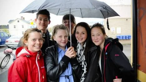 "Alla under samma tak", säger Hanna Nilsson och sträcker ut sitt paraply. Tillsammans med elevrådsrepresentanterna Julia Forsgren, Stefan Postolovski, Olivia Åman, Ebba Linder och Ronja Ask från Fridhemsskolan jobbar hon för att få nya mötesplatser i samhället.