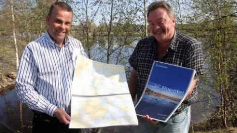 Lars-Göran Nyström, Sjöfartsverket och Sten Olsson, ordförande för Piteå båtklubb, gläds över det nya båtsportkortet över Bottenviken.