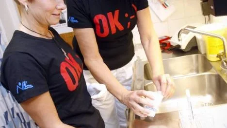Barnmorskorna Linda Öhgren och Margaretha Westerlund höll i går drop-in för alla som ville göra klamydiatester. "Tyvärr verkar det ofta som om tjejerna kommer och testar sig även för killarnas del. Vi vill verkligen att pojkarna också vågar komma hit", säger duon.