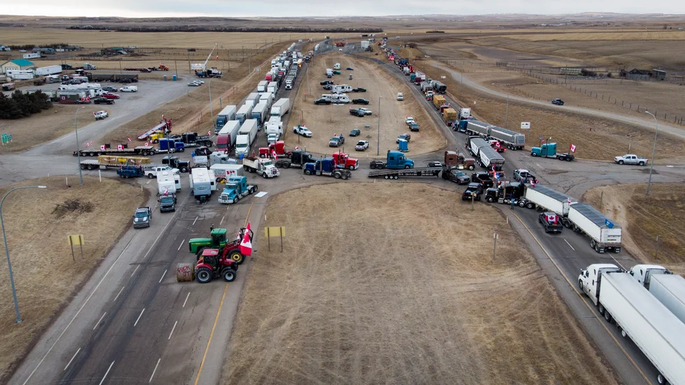 Lastbilskolonner blockerade gränsövergången i Coutts i provinsen Alberta. Bilden är tagen den 31 januari i år.